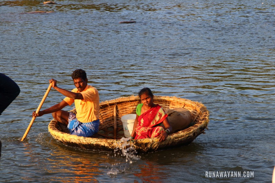 Przeprawa przez rzekę, Hampi, Karnataka, Indie