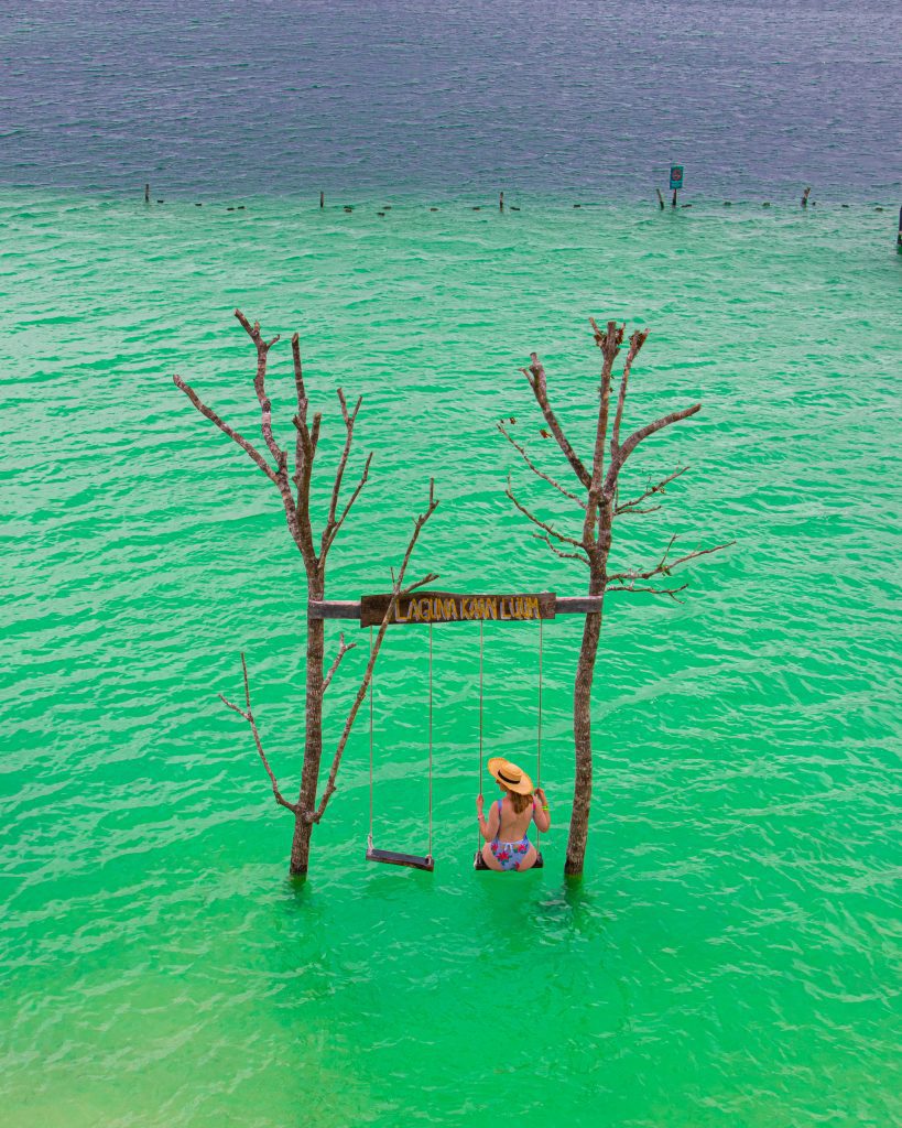 Kobieta na huśtawce w Lagunie de Kaan Luum w Meksyku