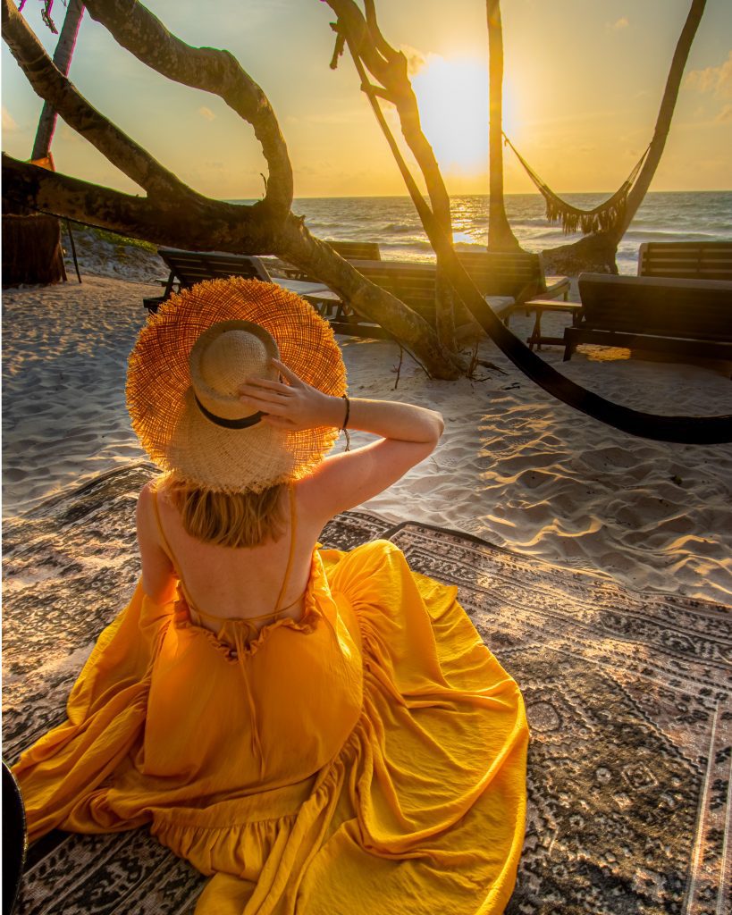 Kobieta w żółtej sukience medytuje w Tulum, Quintana Roo, Meksyk