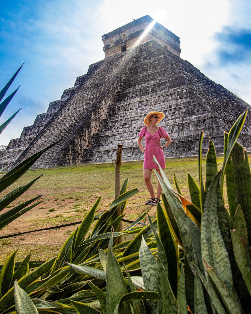 Kobieta na tle Chichén-Itzá na Jukatanie w Meksyku