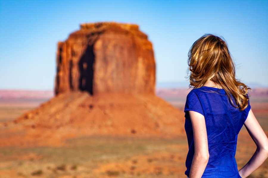 A blonde girl in Monument Valley in the United States - Complete Travel Guide to the USA