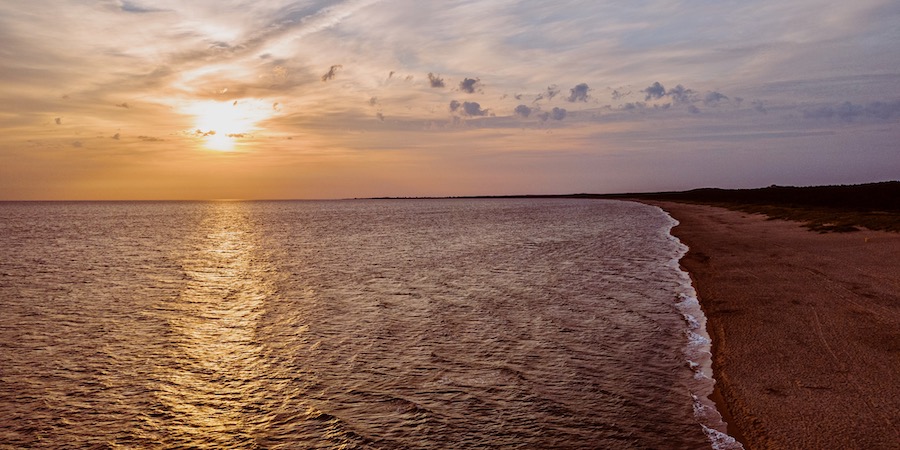 Piękna i spokojna plaża na Wyspie Sobieszewskiej o wschodzie słońca tworzy niezapomniany nastrój i widok