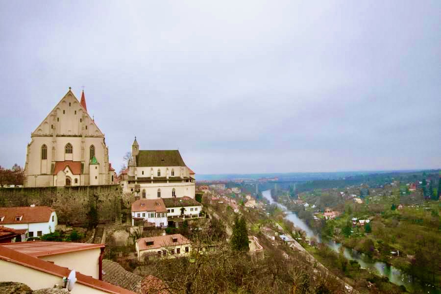 Położone na wzgórzu Znojmo oferuje wspaniałe widoki na porośniętą winoroślą okolicę