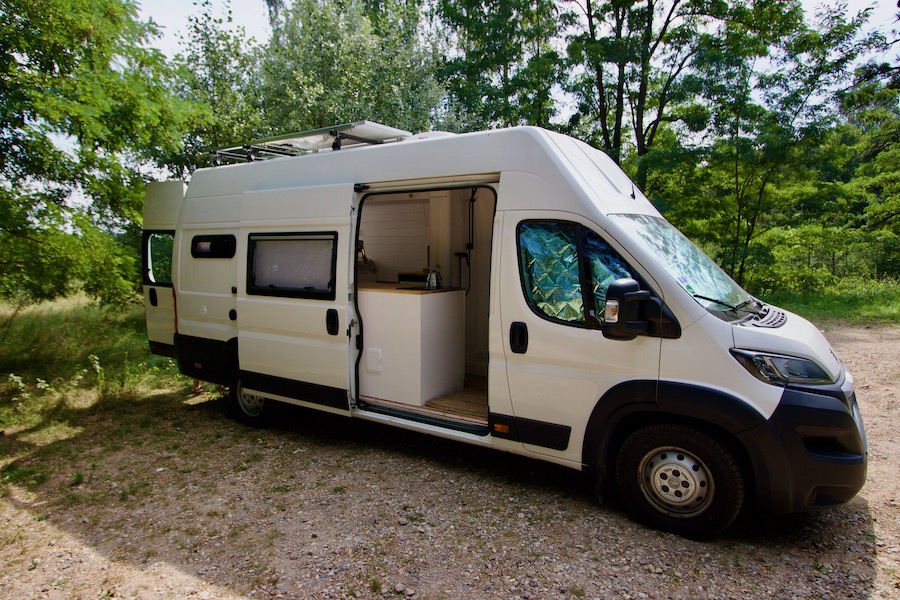 Thermal covers for motorhome windows - effective protection against extreme temperatures