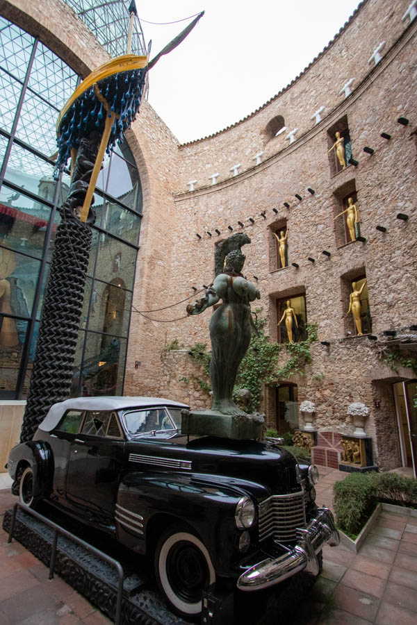 Muzeum Salvadora Dali w Figueres to fascynujące miejsce nie tylko dla miłośników sztuki