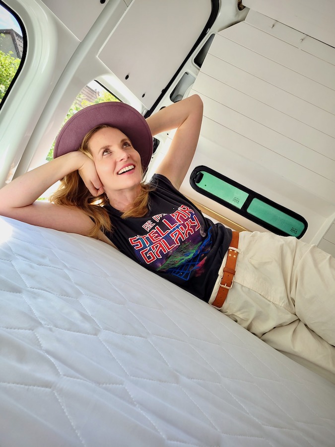 A good and comfortable bed in a camper is a key element that ensures comfort during your travels