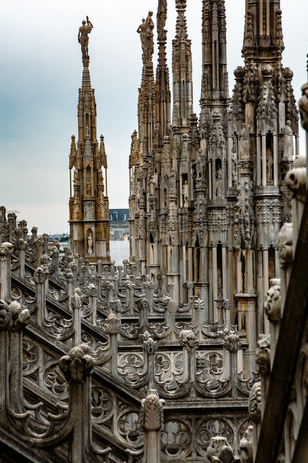 Katedra w Mediolanie zachwyca swoją architekturą, atmosferą i niezwykłą panoramą miasta