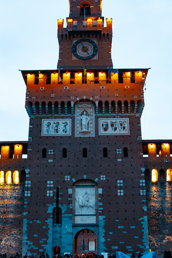 Zamek Sforzów w Mediolanie przez wieki służył wielu celom, od twierdzy i rezydencji książąt Sforzów po muzeum i centrum kultury