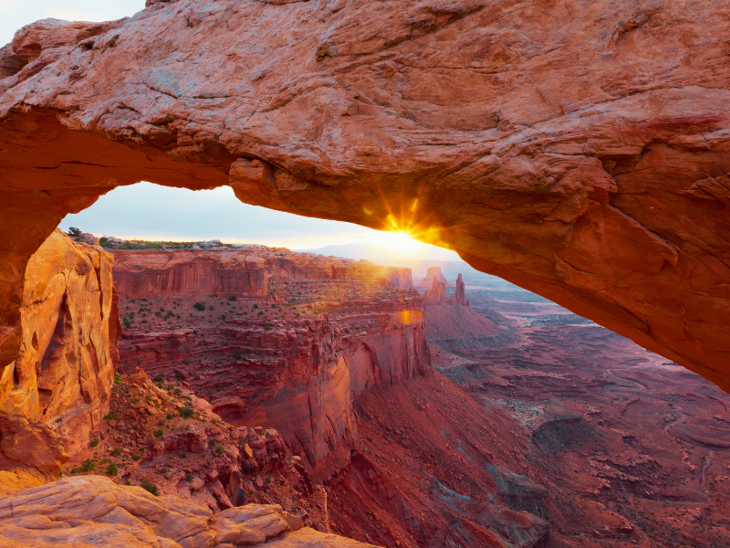 Mesa Arch w Parku Narodowym Canyonlands to idealne miejsce do podziwiania wschodu słońca