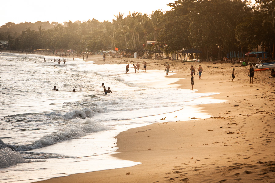 Plaża w Lama na Koh Samui w Tajlandii urzeka białym piaskiem i malowniczym otoczeniem