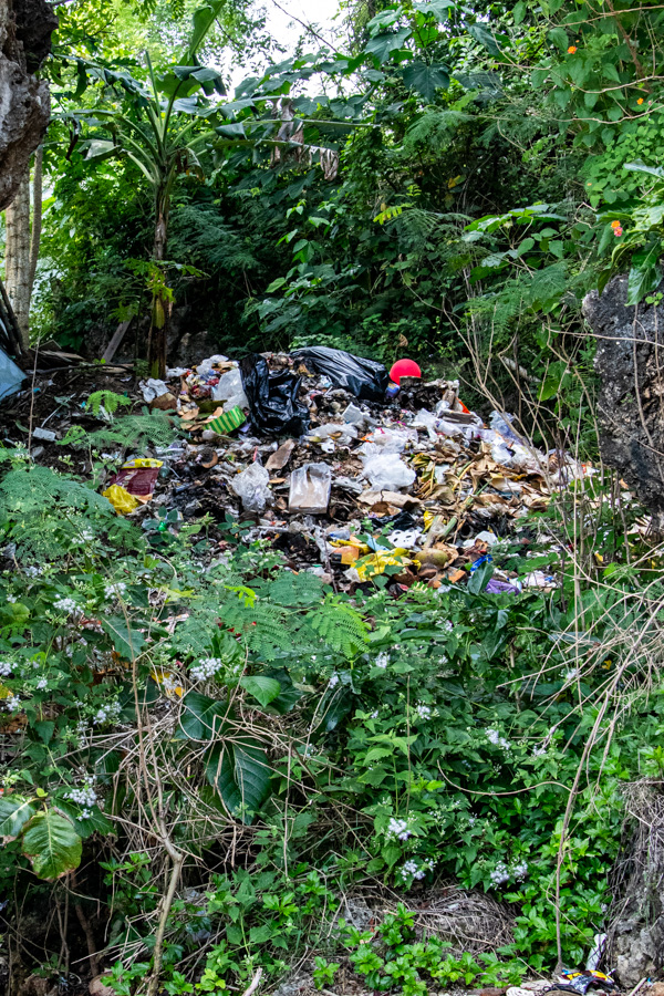 Podróżując po wyspie Jawa w Indonezji łatwo natknąć się na górę śmieci