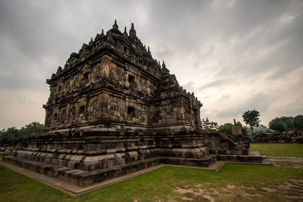 Aby uniknąć tłumów w świątyni Prambanan, warto rozważyć wizytę wczesnym rankiem