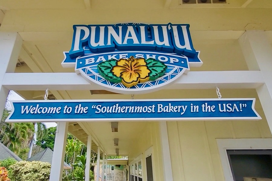 At Punalu'u Bake Shop, you can enjoy excellent Hawaiian malasadas donuts