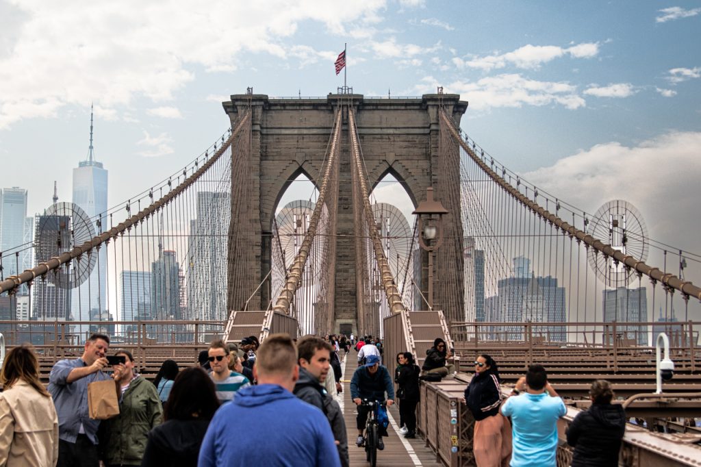 W dużych miastach, jak Nowy Jork, warto zachować szczególną ostrożność po zmroku