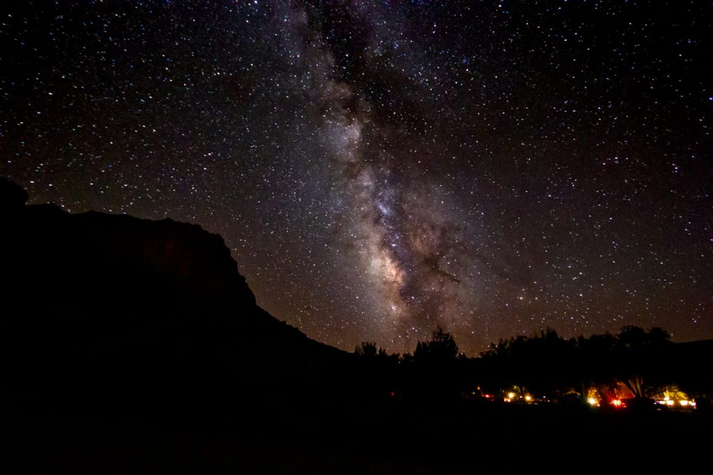 Obserwacja nocnego nieba w Parku Narodowym Capitol Reef w Utah to jedna z głównych atrakcji