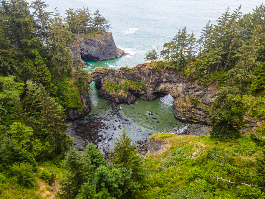 Natural Bridges to piękne miejsce ze skalnymi mostami stworzonymi przez fale