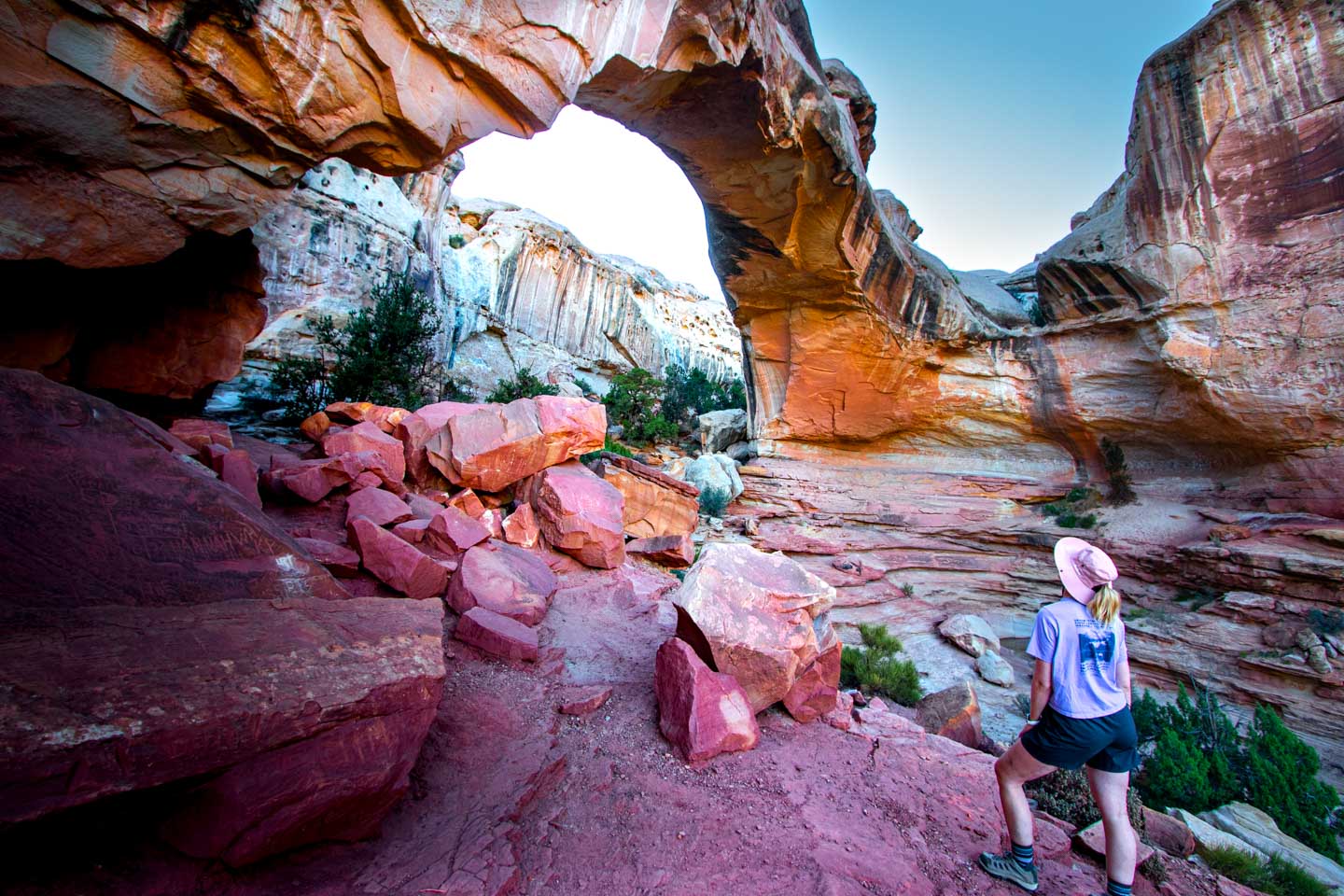 Hickman Bridge to imponujący naturalny łuk skalny w Parku Narodowym Capitol Reef