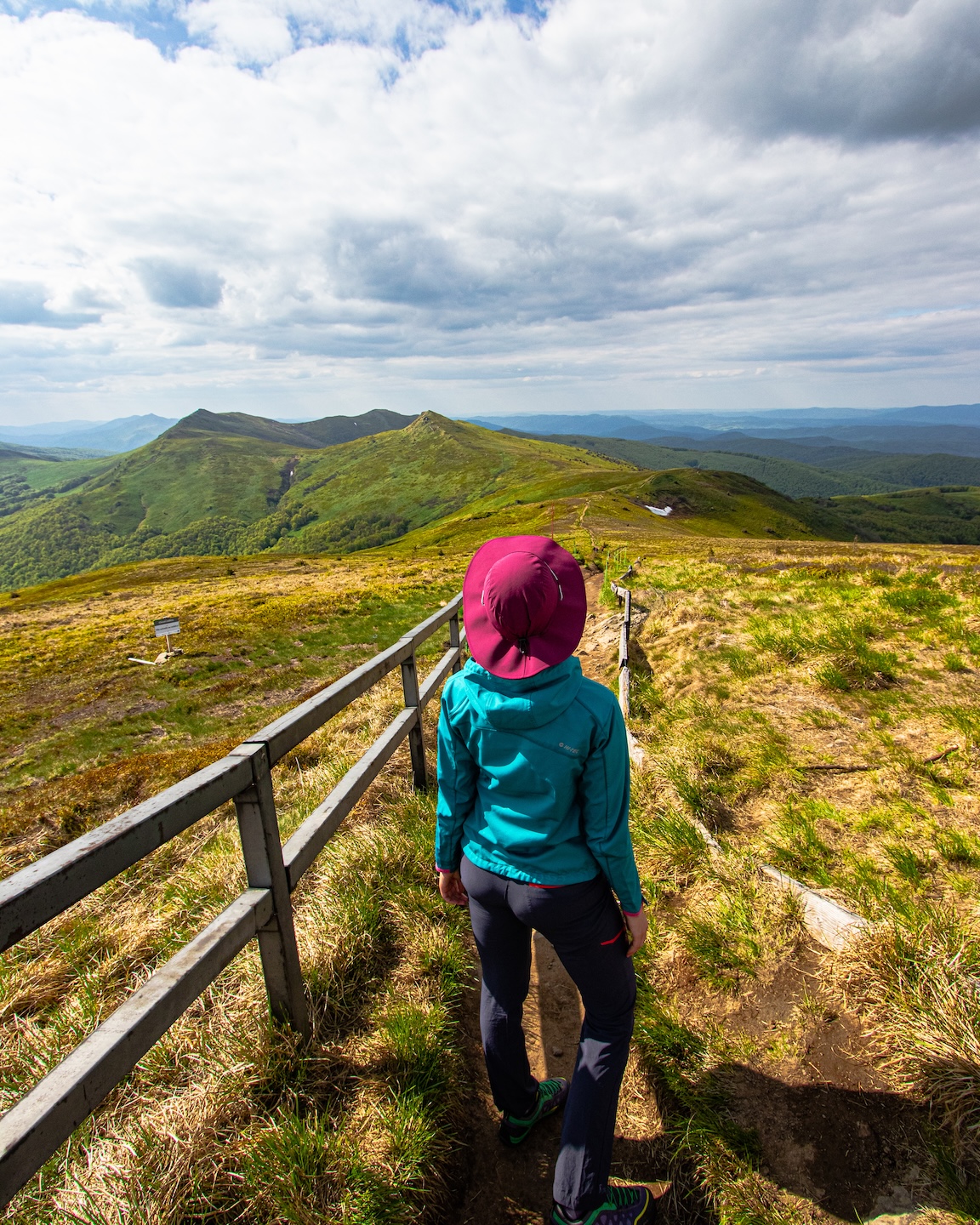A hike through the meadows - in the rhythm of steps and a moving view