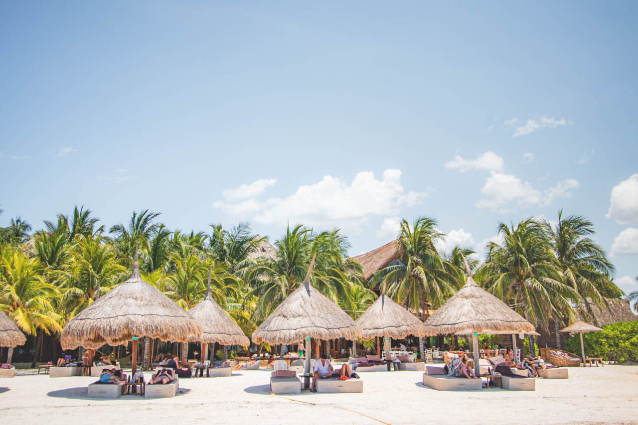 Holbox isn't just wild nature - it's also lazy mornings under a palm roof, drink in hand, and silence interrupted only by sea sounds. Time flows differently here.