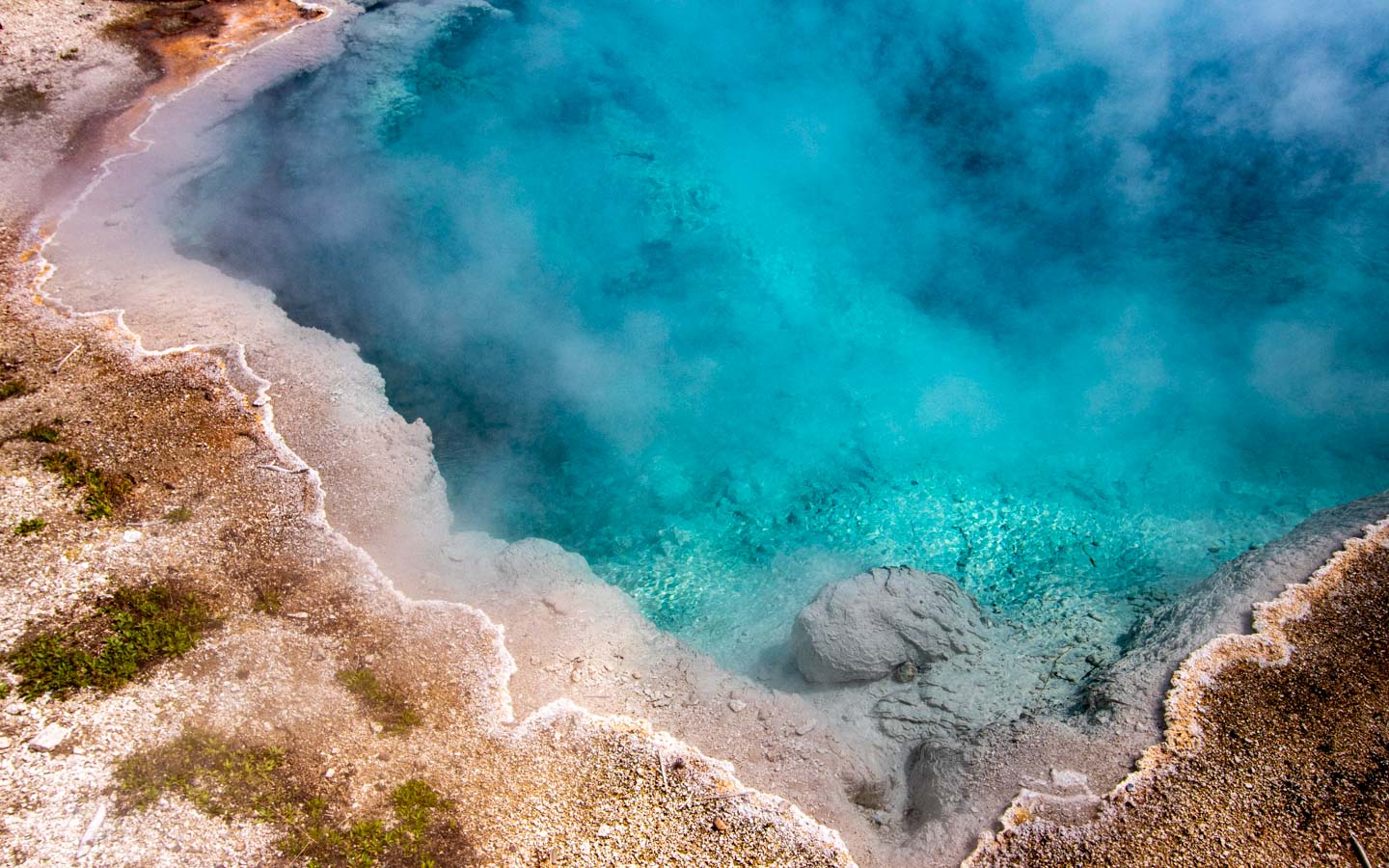 9. West Thumb Geyser Basin - dwa żywioły, które żyją obok siebie