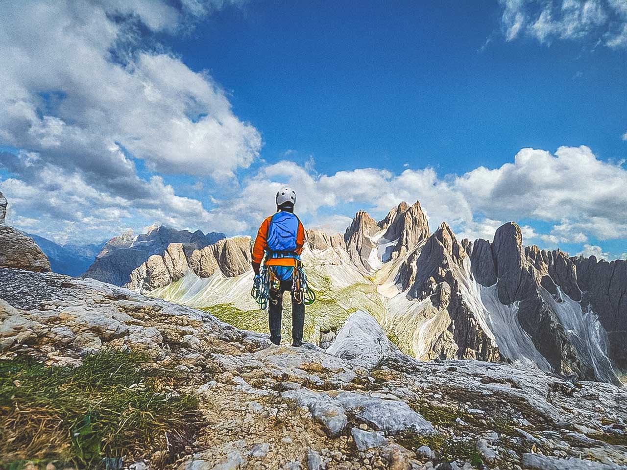 Wysokie skały i krótkie podejścia sprzyjają wspinaczkom w Dolomitach