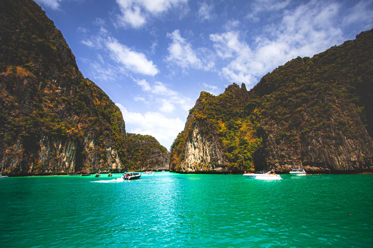 Maya Bay zyskała światową sławę w 199 roku dzięki Niebiańskiej Plaży