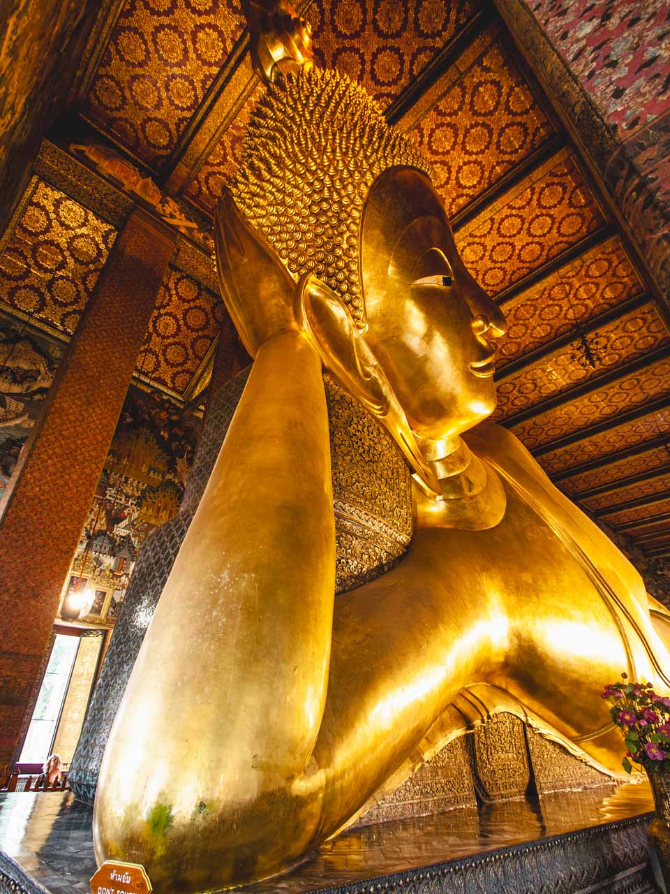 Wat Pho w Bangkoku jest domem dla gigantycznego Leżącego Buddy