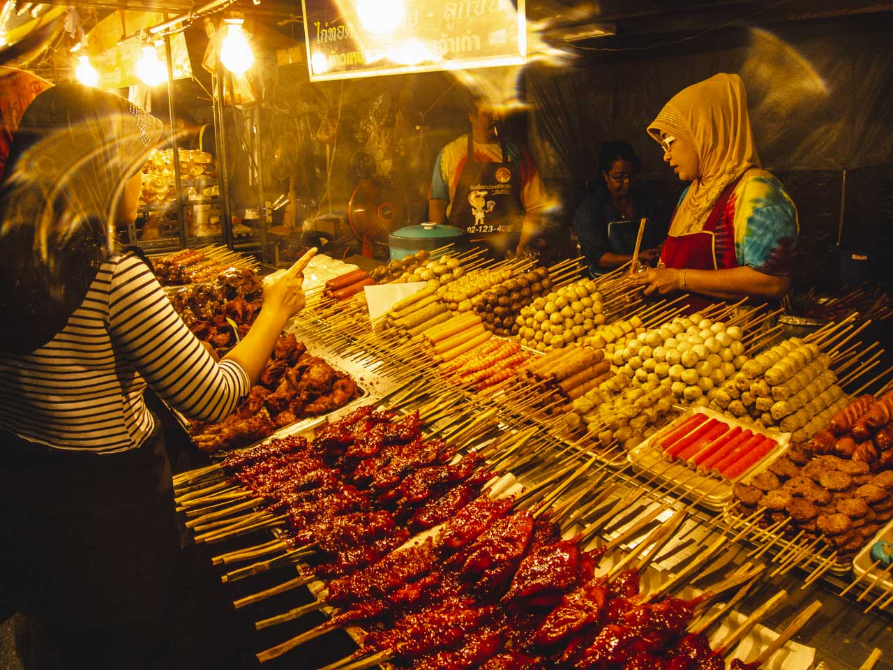 Krabi Town Night Market to świetne miejsce na smaczne uliczne jedzenie