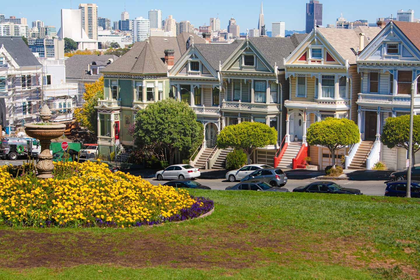 Painted Ladies na placu Alamo w San Francisco to idealnie miejsce na pamiątkowe zdjęcie