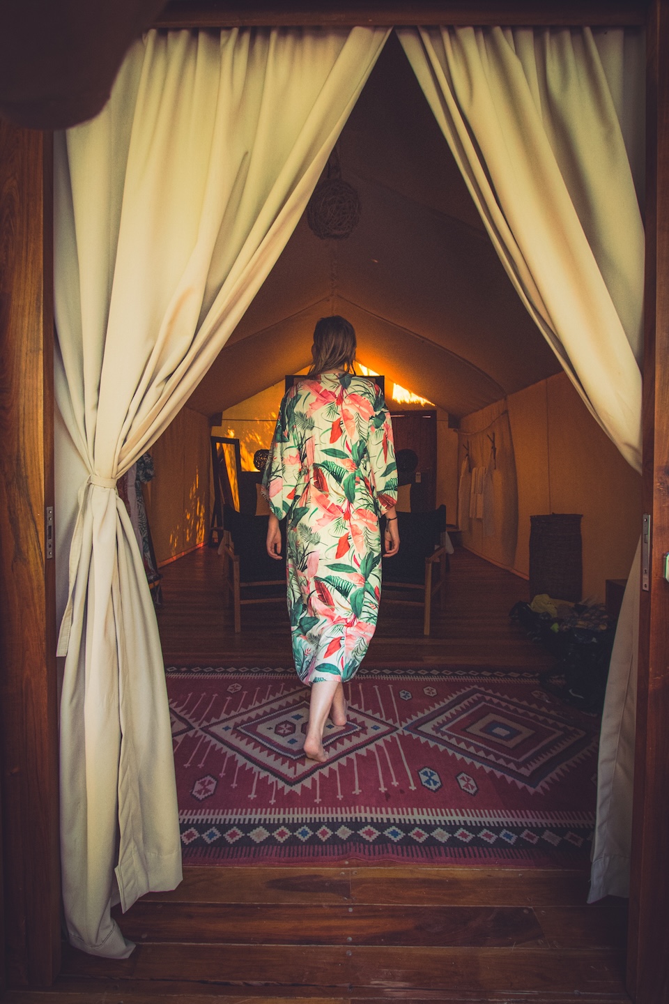 Wchodzę boso do naszego namiotu w Our Habita, otulona porannym światłem i tropikalnym szlafrokiem. Cisza, drewno pod stopami, zapach dżungli – i ten moment, kiedy świat na chwilę się zatrzymuje.