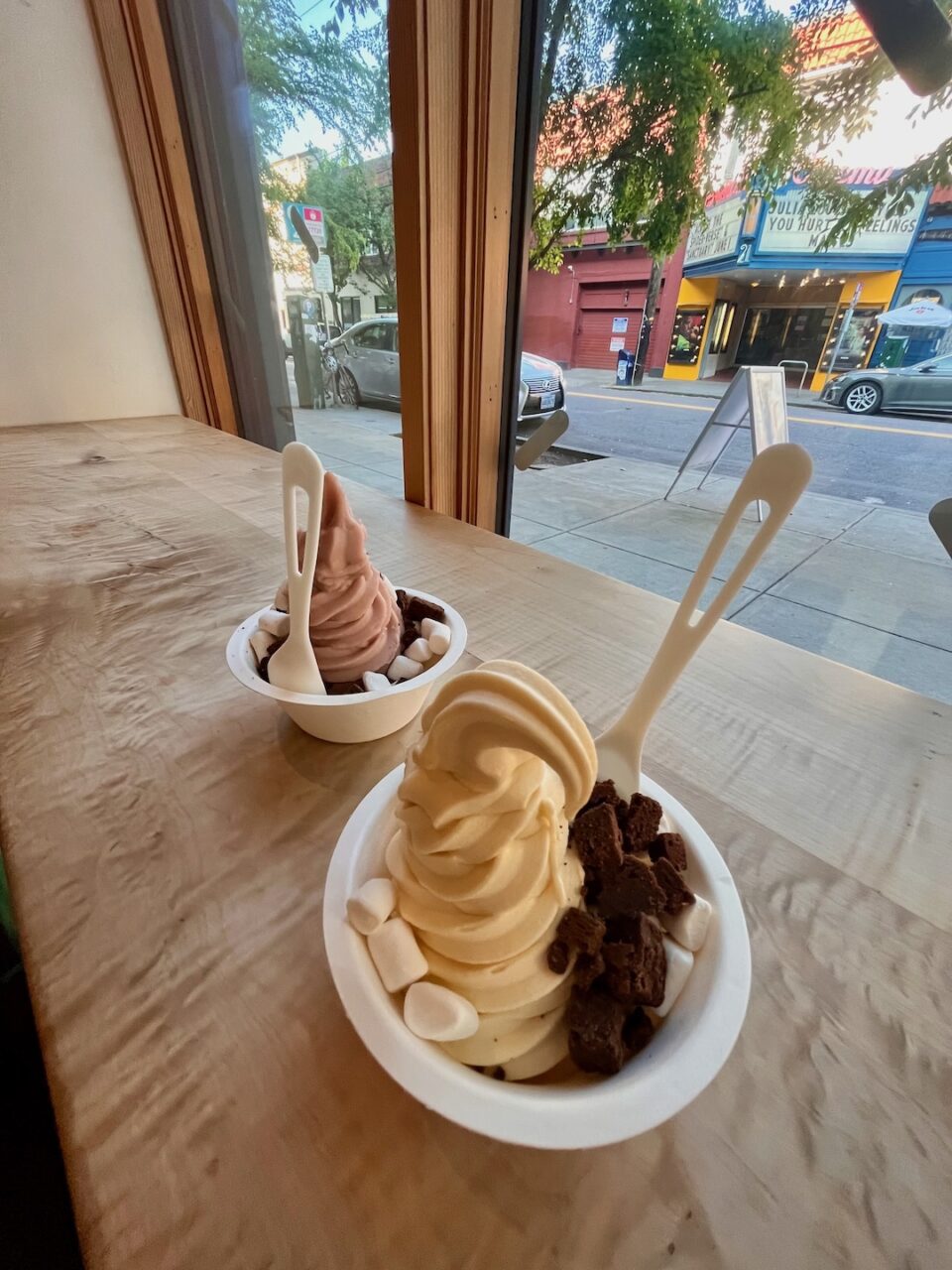 Mrożony jogurt z Eb & Bean to idealny deser na upalne dni w Portland