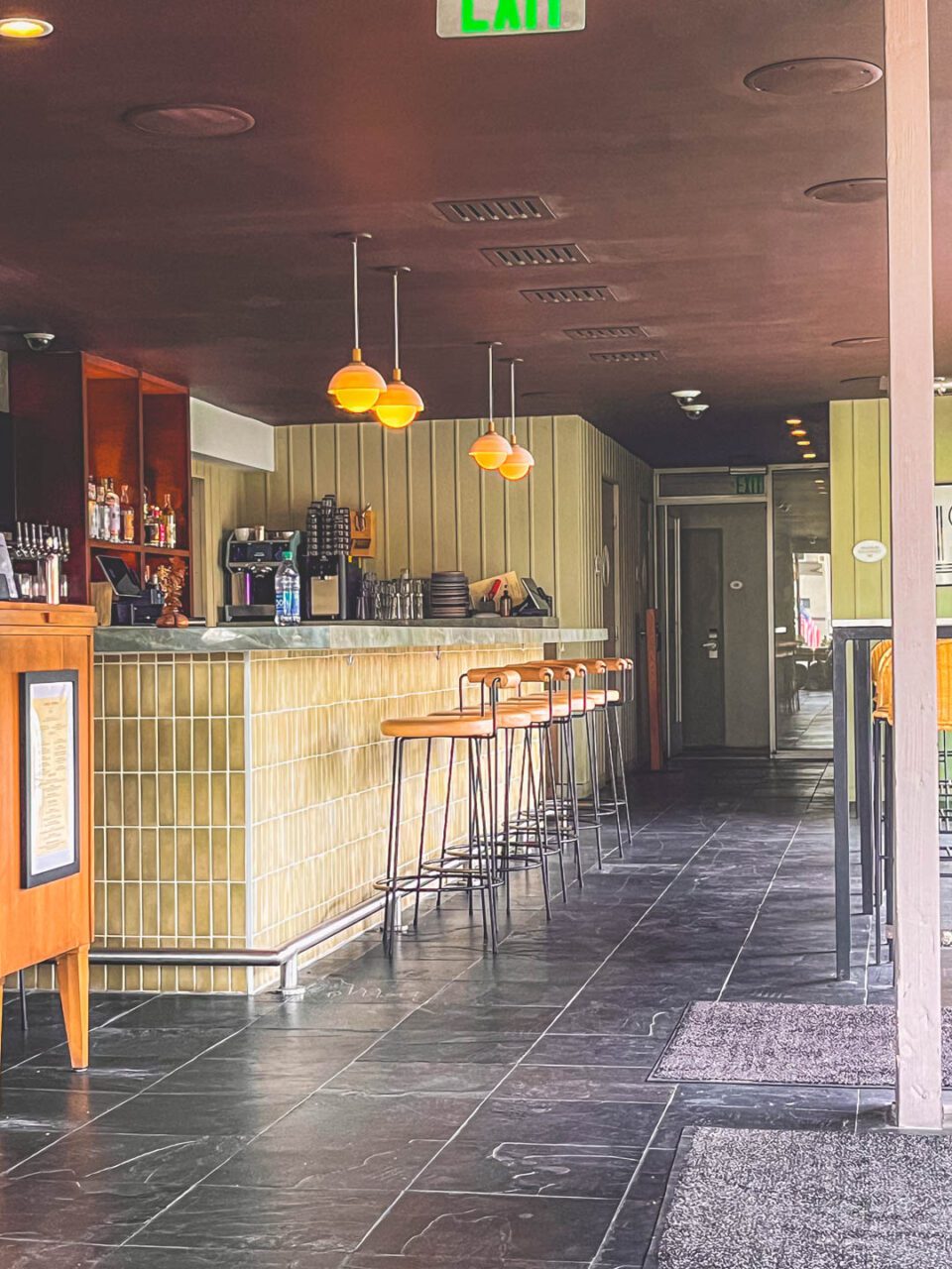 Bar jak z filmu - retro vibe, dobre drinki i zero pośpiechu
