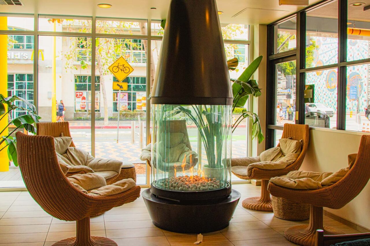 Lobby, które przytula - fotele, ogień i zero pośpiechu