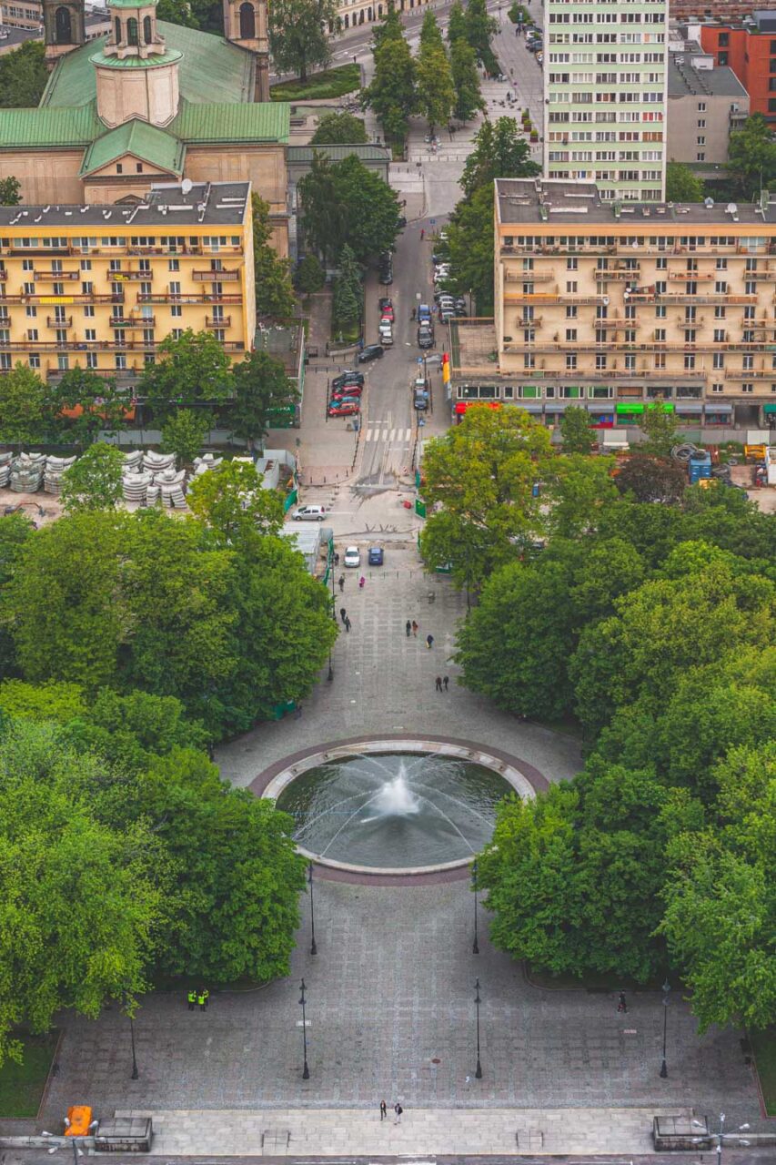 Fontanna przed Pałacem Kultury i Nauki - zielony skwer w samym sercu Warszawy.