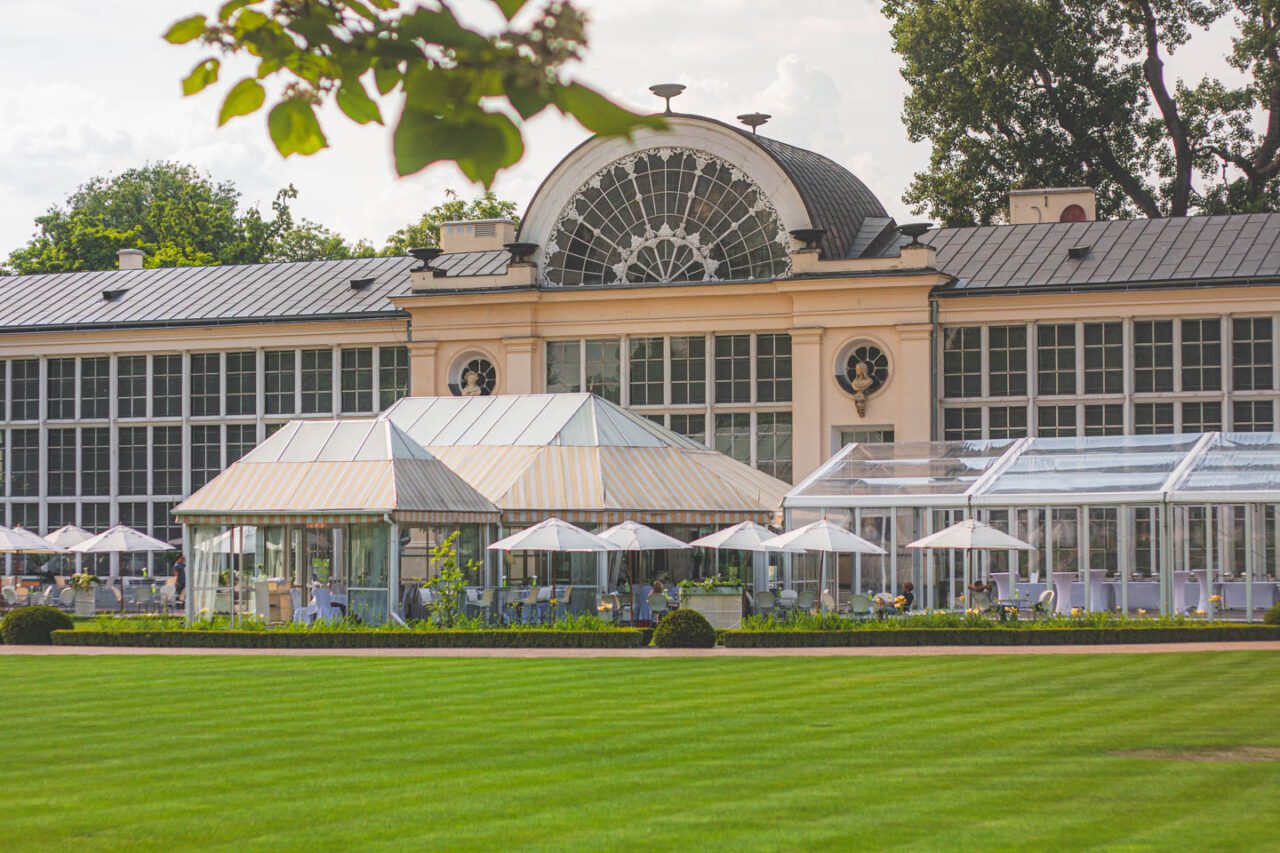 Nowa Oranżeria w Łazienkach Królewskich - elegancka restauracja w otoczeniu pałacowych ogrodów