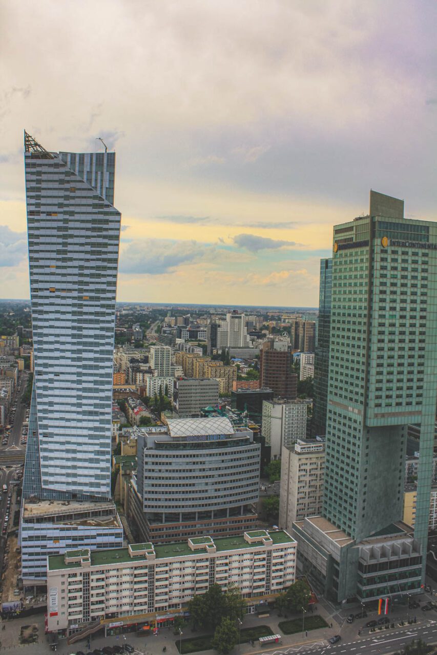 Nowoczesne wieżowce Warszawy - po lewej Warsaw Spire, po prawej Hotel InterContinental