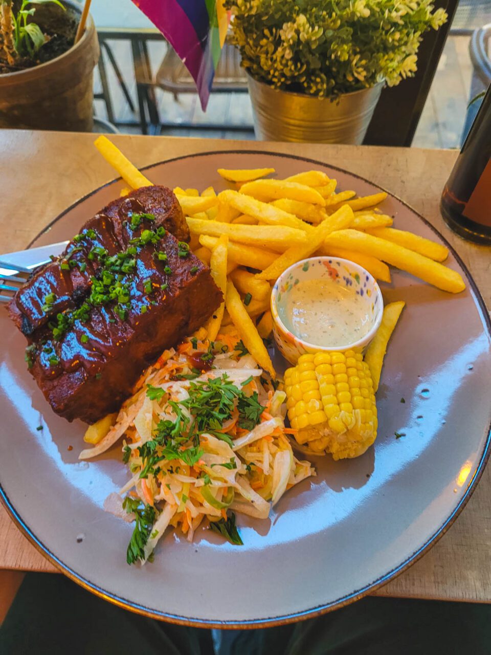 Wegańskie żeberka z Lokal Vegan Bistro - dowód, że comfort food nie musi mieć mięsa