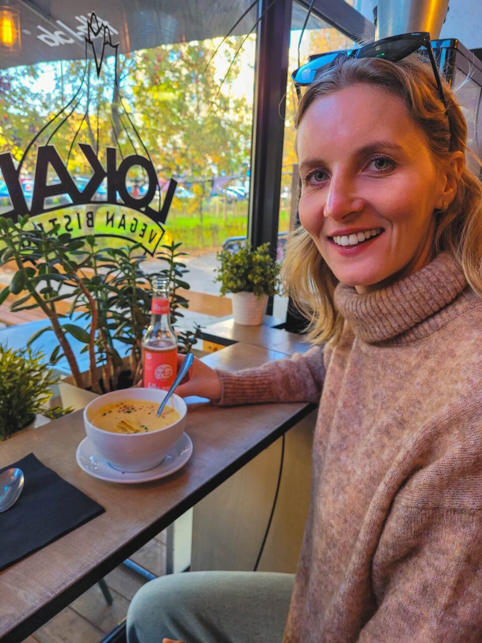 Rozgrzewająca zupa w Lokal Vegan Bistro - idealny przystanek w jesienne popołudnie