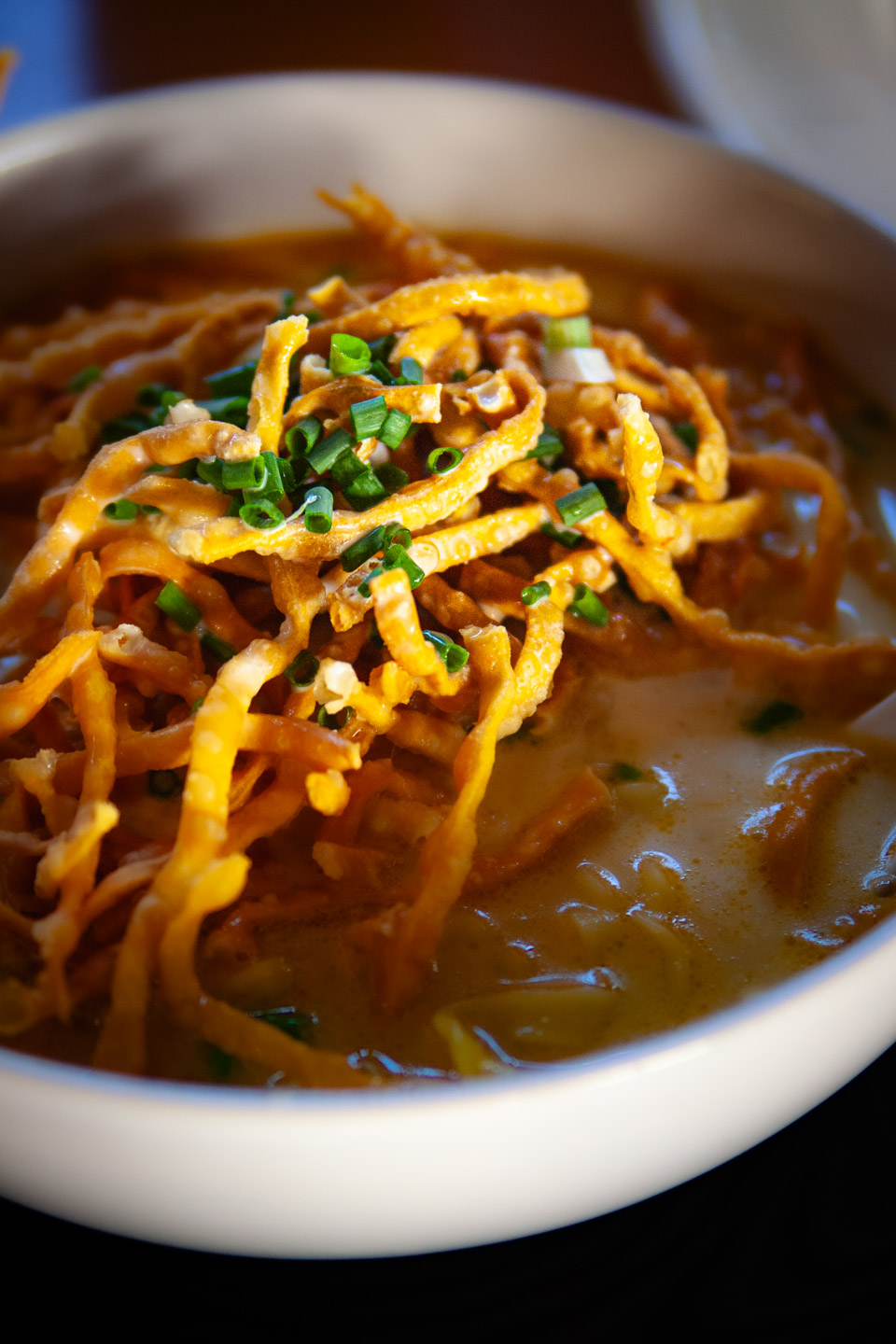 Khao soi to kultowe danie, które najlepiej oddaje smak północnej Tajlandii