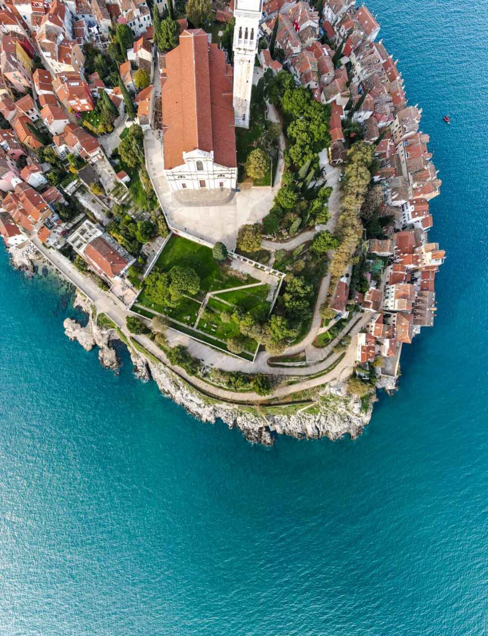 Rovinj z góry - cisza, czerwień dachów i Adriatyk w roli ramy