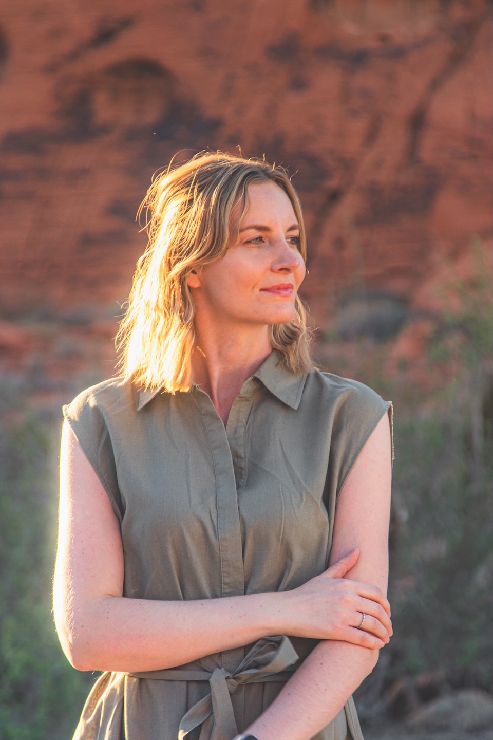 Portrait of Anna Flik – founder of the Runaway Ann blog – in the desert light of Arizona. A mindful moment in nature.