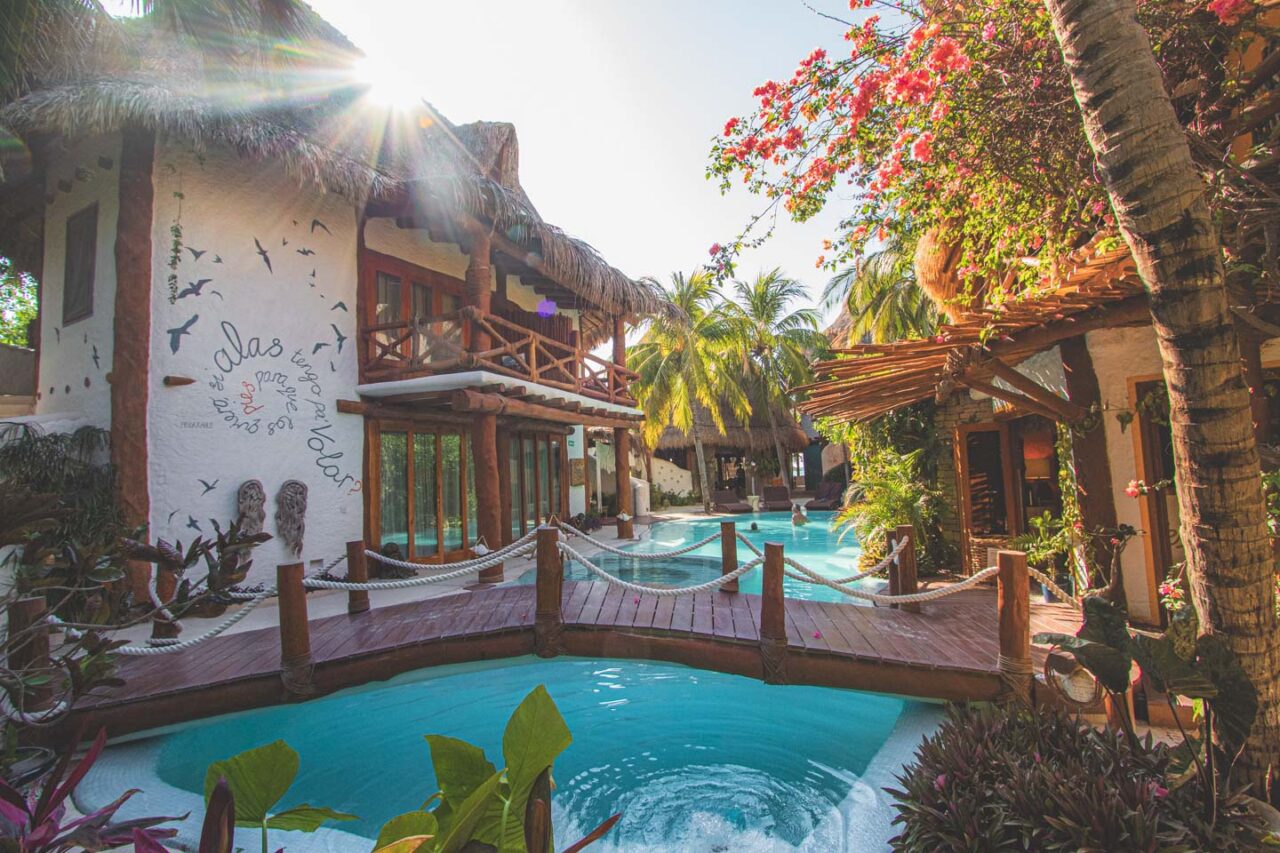 Butikowy hotel z basenem i palmami na Isla Holbox – tropikalna oaza światła i spokoju