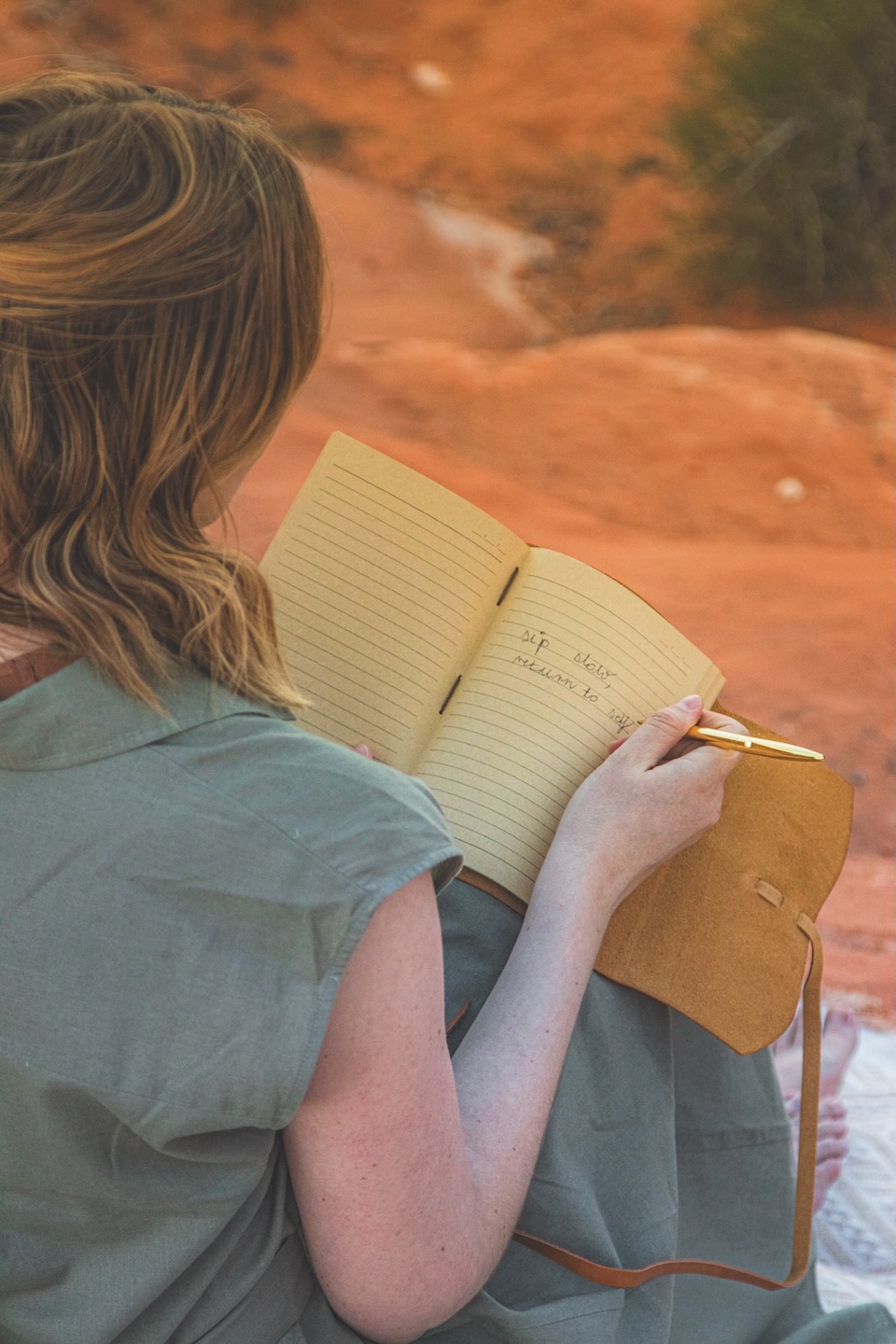 Ania Flik writing in the desert – the first step in crafting soulful Runaway Ann guides.